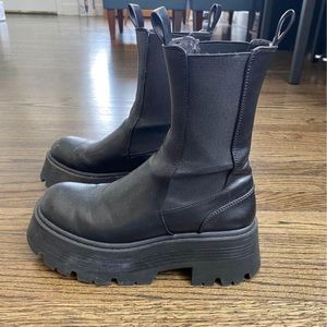 Women bootie size7 used good condition pull and bear